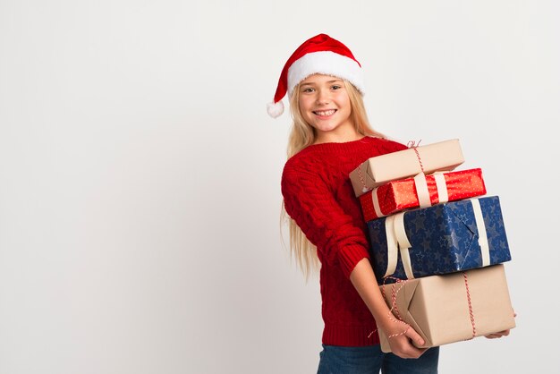 Chica sujetando el montón de regalos