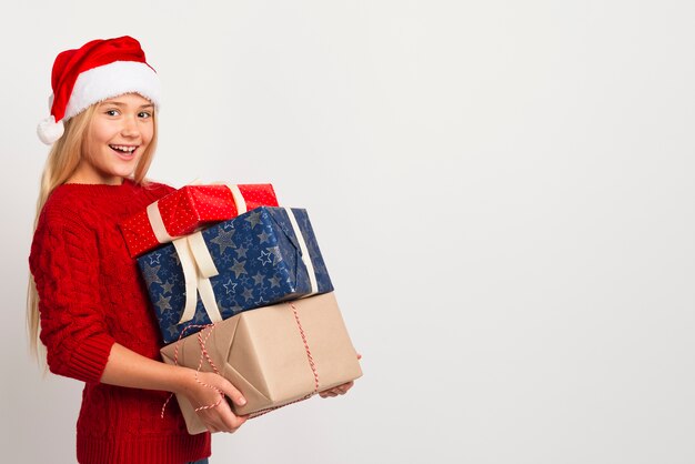 Chica sujetando el montón de regalos