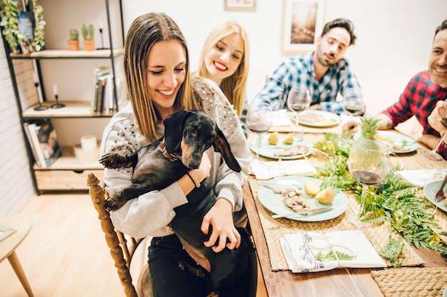 Foto gratuita chica sujetando perro en cena