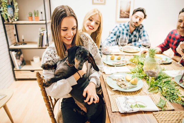 Chica sujetando perro en cena