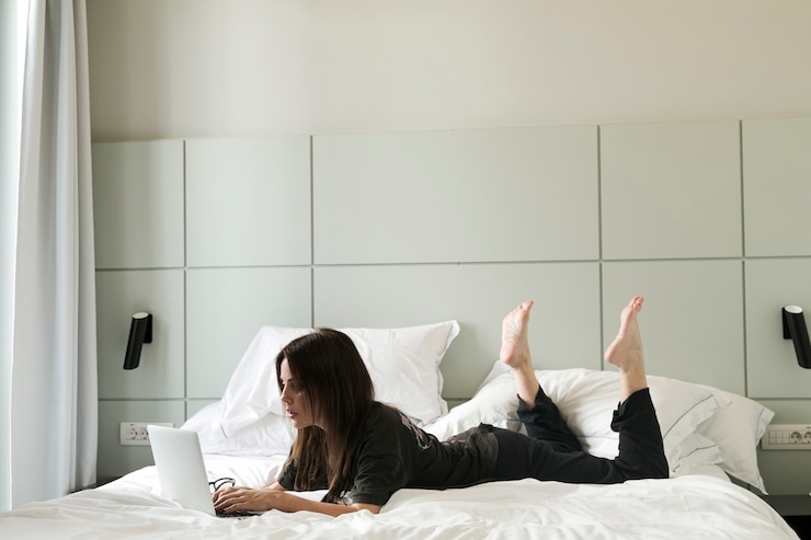 Foto gratuito chica surf portátil en la cama