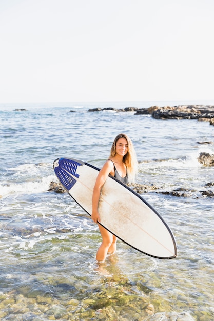 Foto gratuita chica surfer sexy