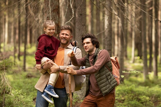 Chica con sus papás disfrutando de un viaje familiar