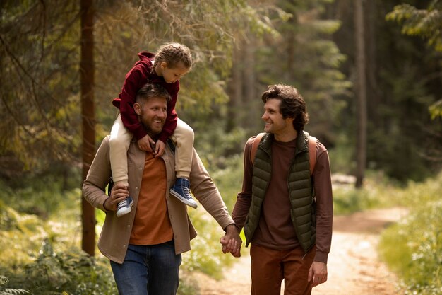 Chica con sus papás disfrutando de un viaje familiar