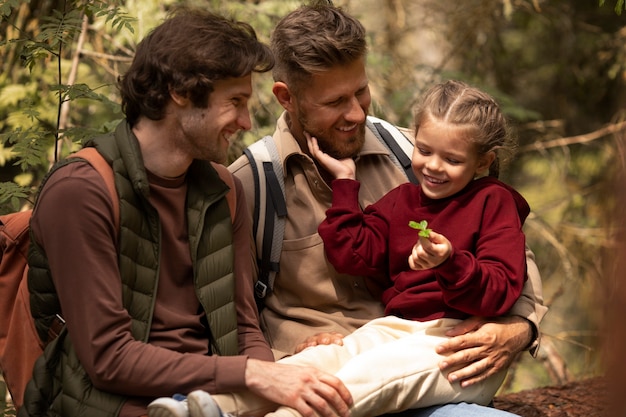 Chica con sus papás disfrutando de un viaje familiar