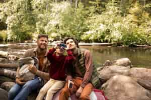 Foto gratuita chica con sus papás disfrutando de un viaje familiar