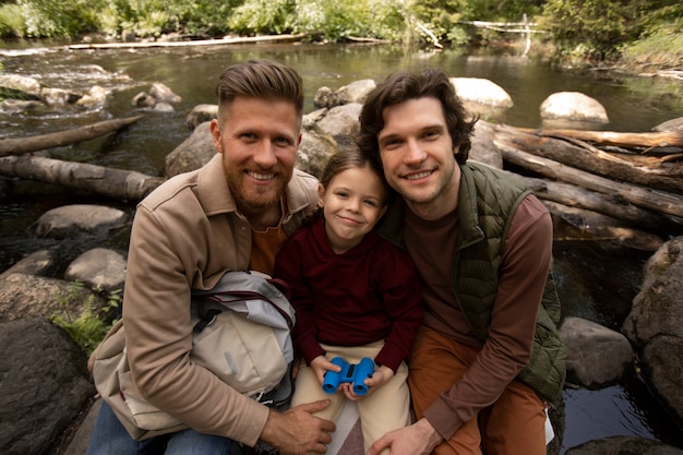 Chica con sus papás disfrutando de un viaje familiar