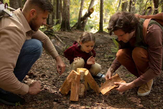 Chica con sus papás disfrutando de un viaje familiar