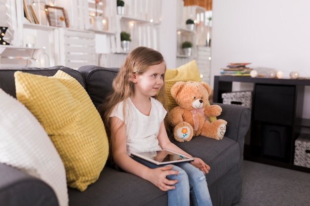 Chica con tablet en salón