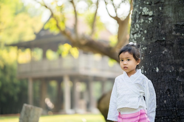 Chica tailandesa con un vestido tradicional en un parque en Chiangmai, Tailandia