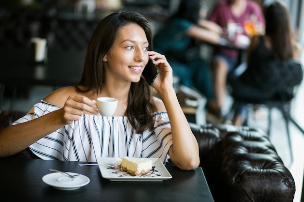 Foto gratuita chica con tarta de queso