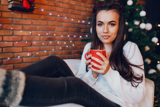 chica con taza