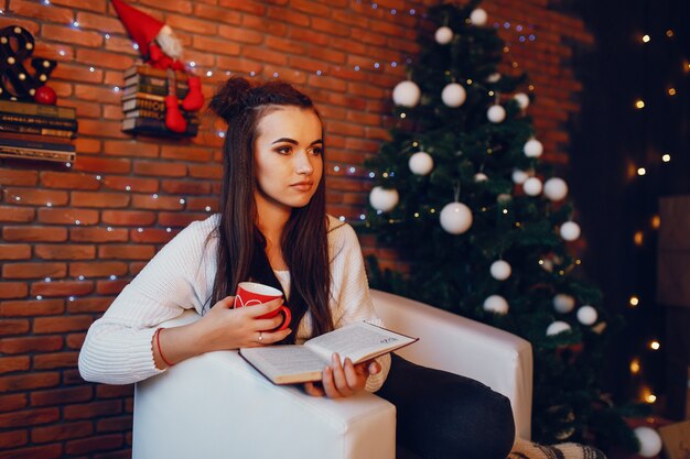 chica con taza