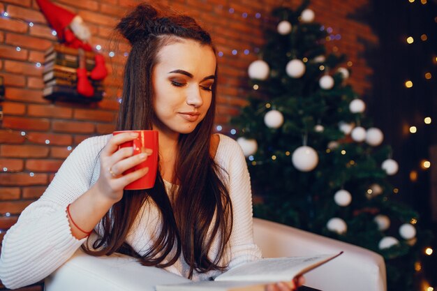 chica con taza