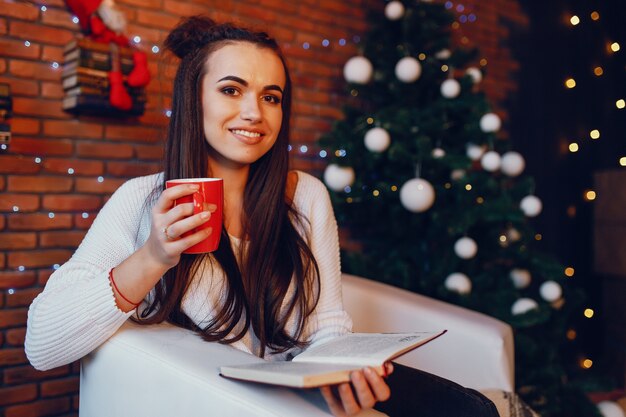 chica con taza