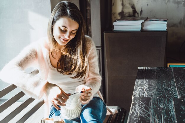 la chica teje en un café