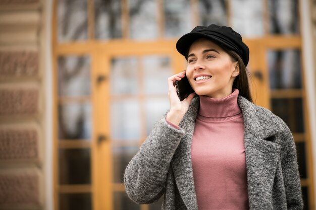 Chica con teléfono en una calle