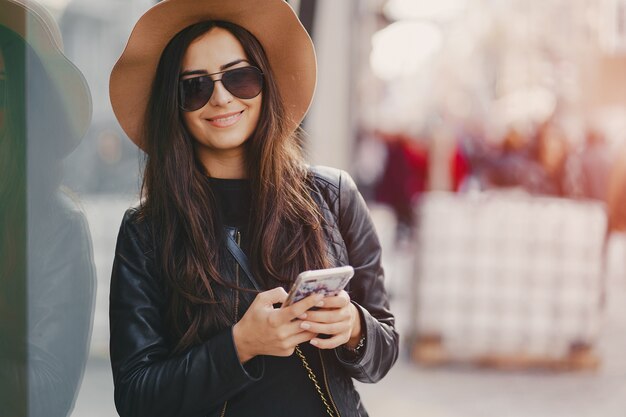 chica con teléfono en Estambul