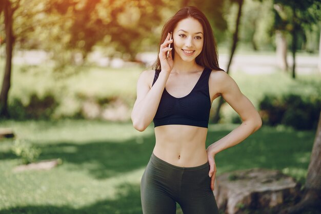 chica con teléfono