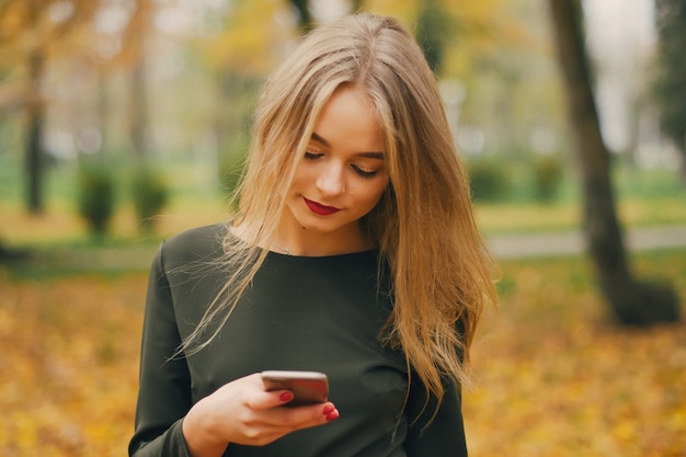 chica con teléfono