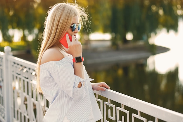 chica con teléfono