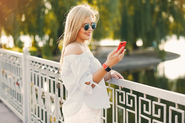 chica con teléfono