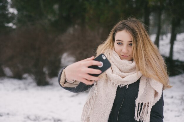 Chica con teléfono