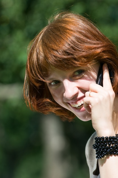 Foto gratuita chica con el teléfono