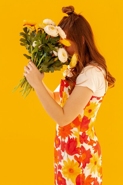 Chica tímida con ramo de flores