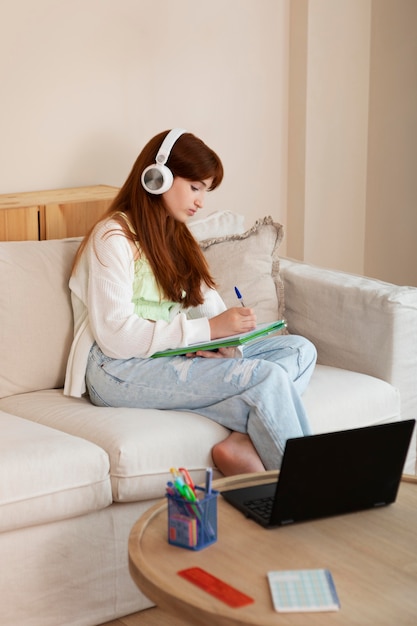 Chica de tiro completo con auriculares