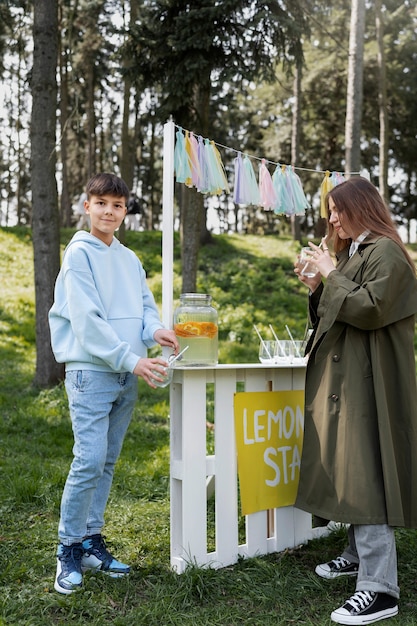 Chica de tiro completo bebiendo limonada