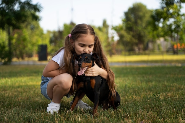 Chica de tiro completo besando a perro