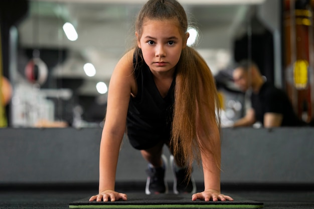 Foto gratuita chica de tiro completo entrenando en el gimnasio