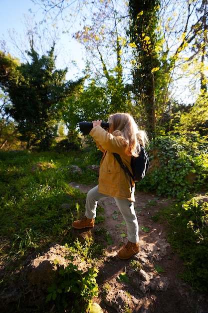 Foto gratuita chica de tiro completo explorando la naturaleza.