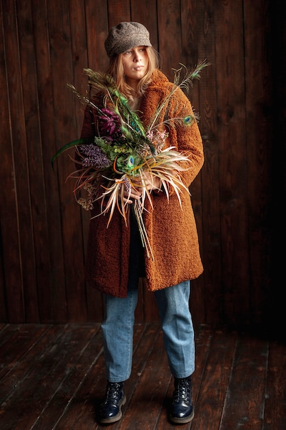 Chica de tiro completo con flores posando