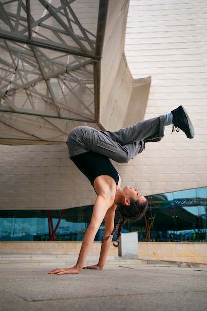 Foto gratuita chica de tiro completo haciendo entrenamiento de parkour