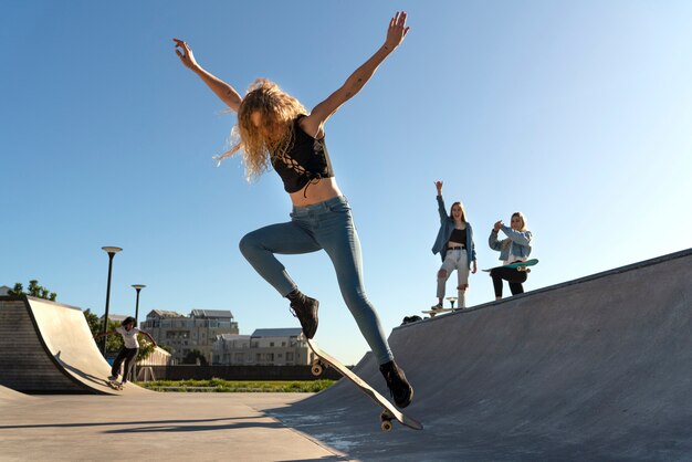 Chica de tiro completo haciendo truco en skate