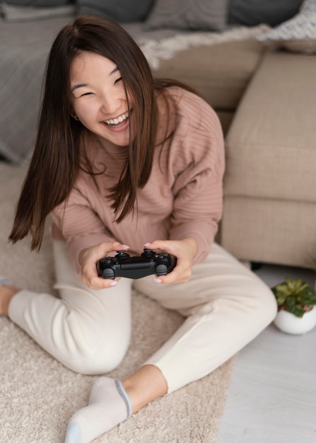 Foto gratuita chica de tiro completo jugando con controlador