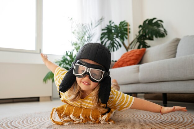 Chica de tiro completo jugando con gafas voladoras