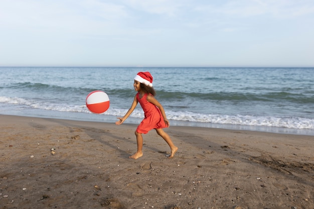 Chica de tiro completo jugando con pelota