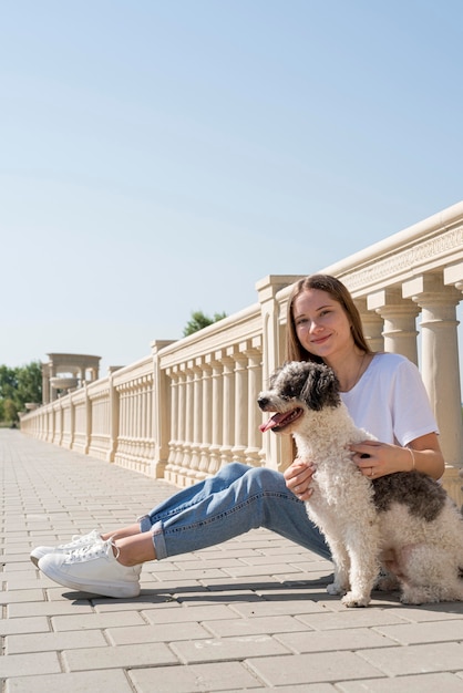 Chica de tiro completo con lindo perro