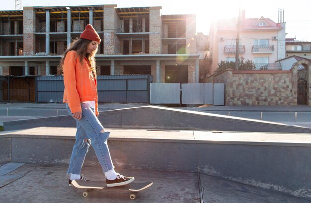 Chica de tiro completo en patineta