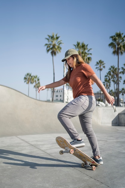 Chica de tiro completo en patineta