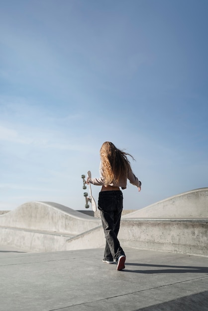 Foto gratuita chica de tiro completo con patineta