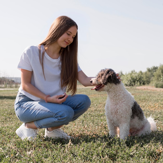 Chica de tiro completo con perro adorable