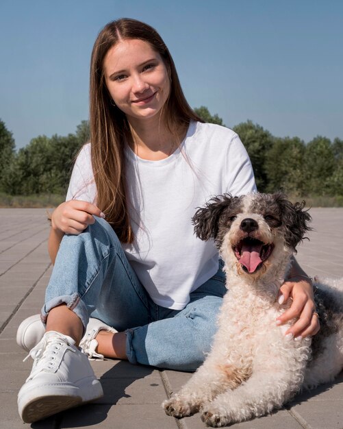 Chica de tiro completo con perro adorable