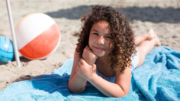 Chica de tiro completo en la playa