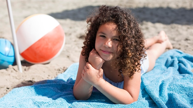 Chica de tiro completo en la playa