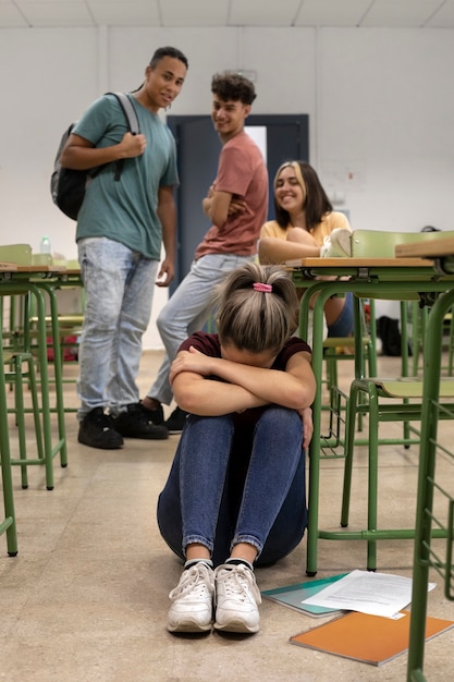 Foto gratuita chica de tiro completo siendo acosada en la escuela