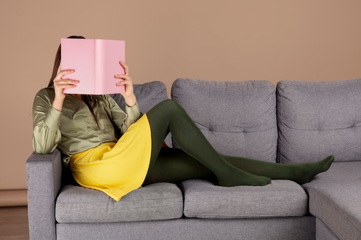 Foto gratuito chica de tiro completo sosteniendo libro